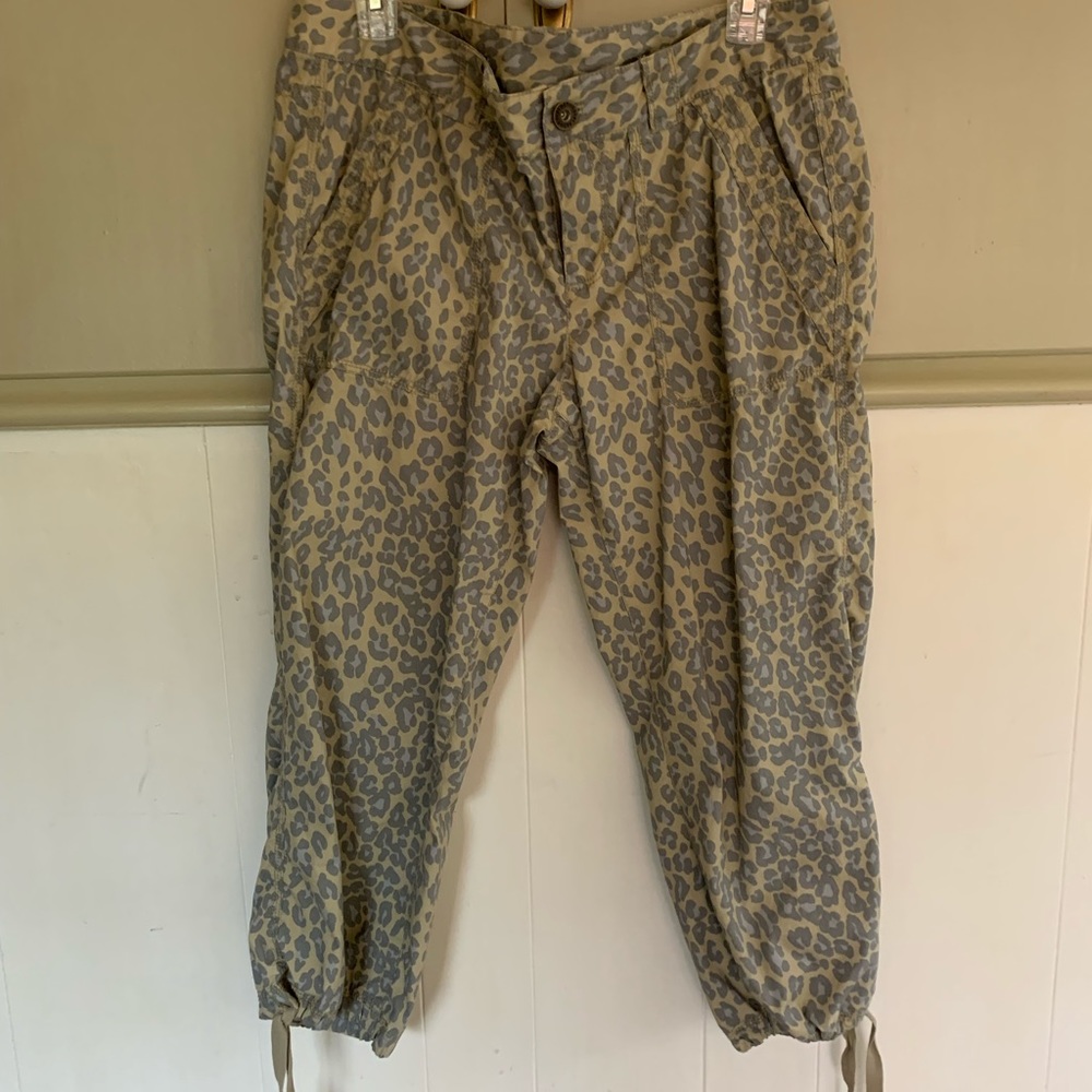 DKNY Sport Adjustable CAPRIS ANIMAL PRINT. Lightweight